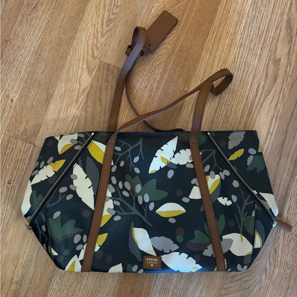 Fossil NWOT Rachel Tote In Black Floral